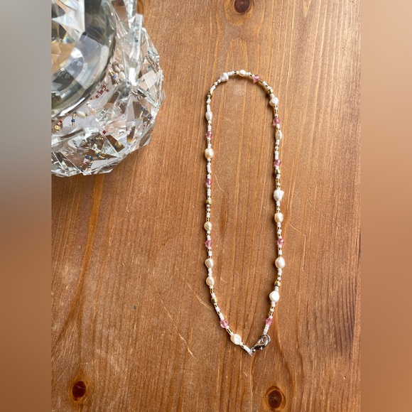Dainty pink pearly beaded necklace - Picture 2 of 2
